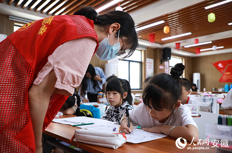 6愿者老師正在教授小朋友們繪畫(huà)。人民網(wǎng)記者 陶濤攝