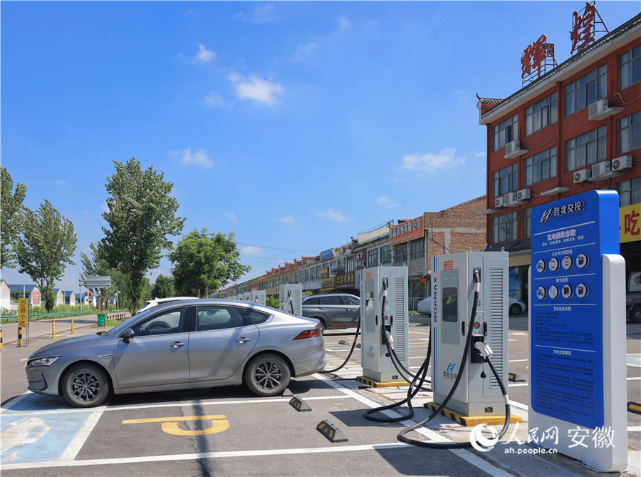 布點(diǎn)在鄉(xiāng)村的充電站內(nèi)，有電車(chē)正在充電。人民網(wǎng)記者 王曉飛攝