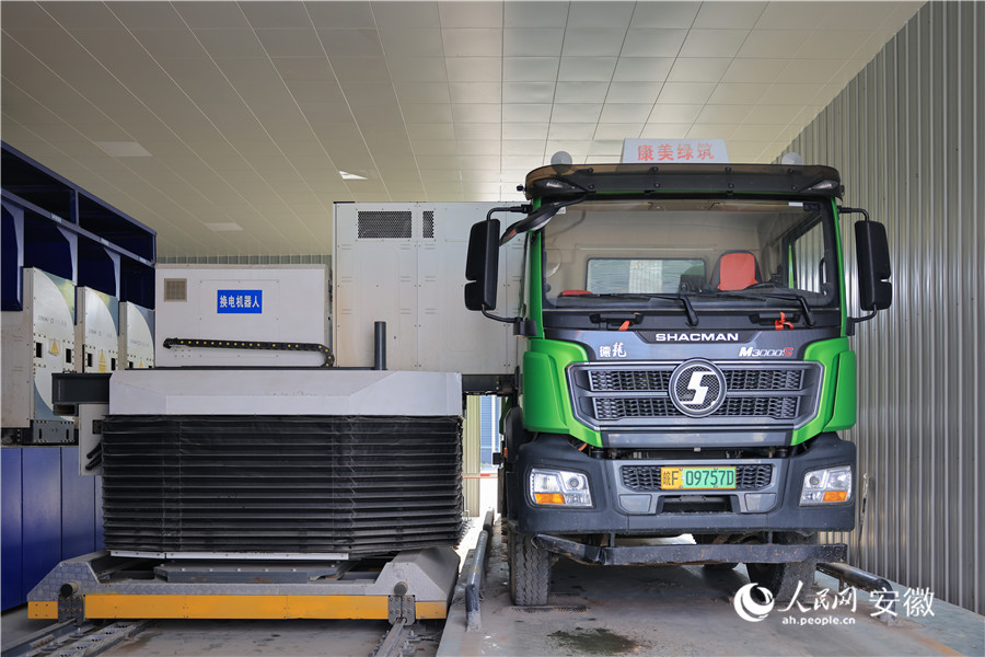 電動(dòng)重卡換電站內(nèi)，換電機(jī)器人正在進(jìn)行換電。人民網(wǎng)記者 王曉飛攝