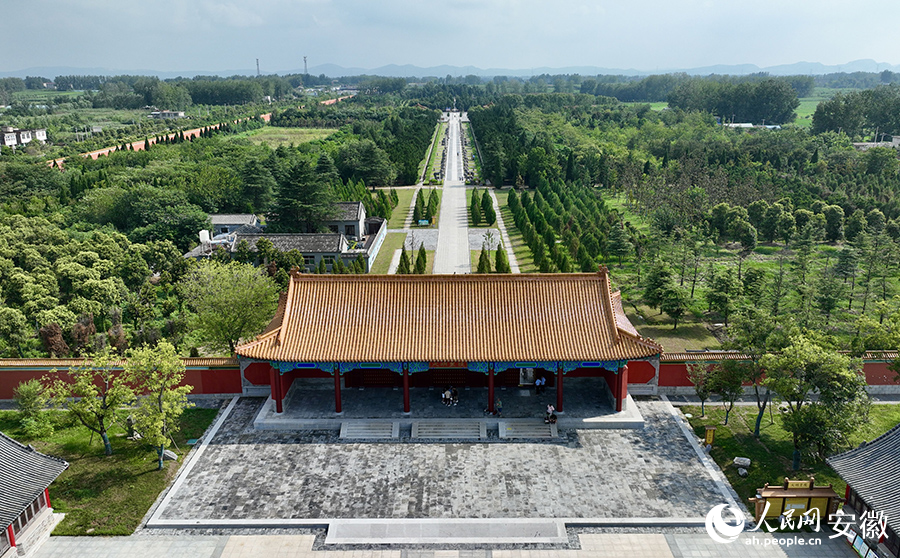 俯瞰明皇陵，未來(lái)將和明中都遺址一起創(chuàng)建國(guó)家級(jí)5A景區(qū)。人民網(wǎng)記者 陶濤攝
