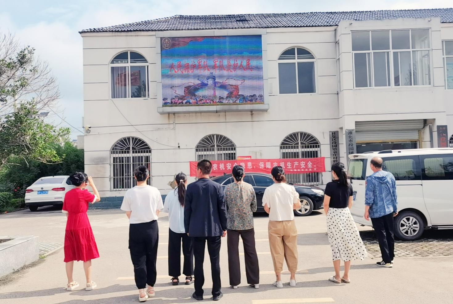 村民在村部駐足觀看雙擁政策宣傳。李寶供圖