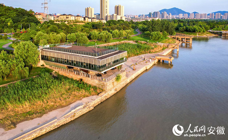 銅陵將江邊污染的貨運碼頭拆除，在遺址上建造江邊書屋，深受市民喜愛。人民網(wǎng)記者 苗子健攝