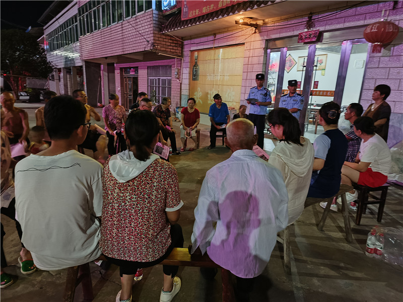 “警民板凳會(huì)” 訴說人間煙火味。曹長金供圖
