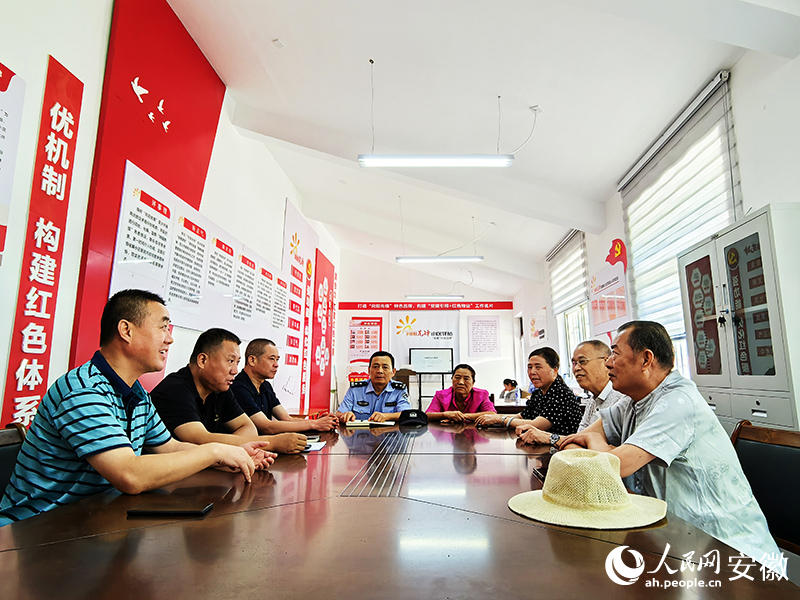 和順小區(qū)紅色驛站內(nèi)，街道、社區(qū)、公安、物業(yè)、業(yè)主在開會。人民網(wǎng)記者 韓震震攝