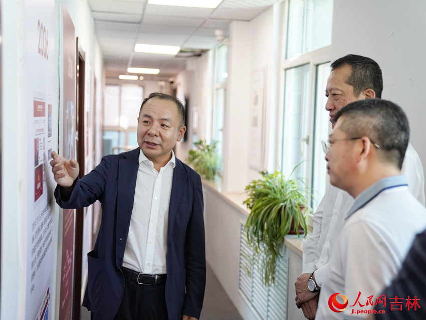 長春高新集團一行參觀了人民網(wǎng)發(fā)展歷程。人民網(wǎng)記者 李洋攝