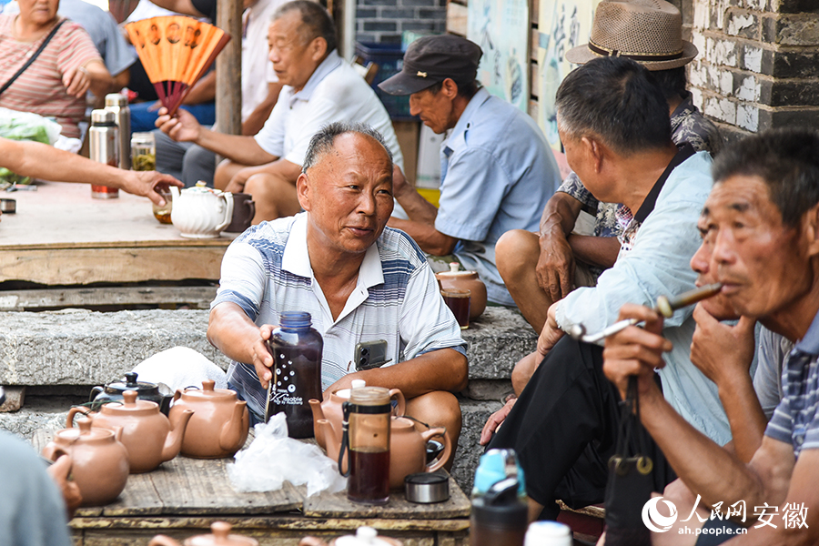 茶客們聊著家常。人民網(wǎng)記者 李希蒙攝