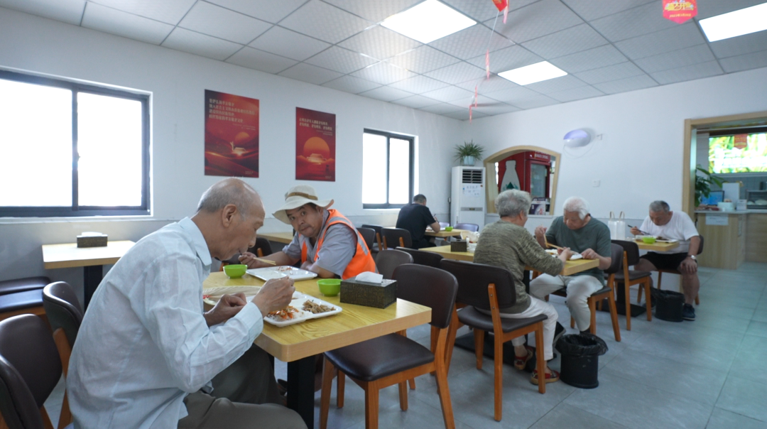 在金湖社區(qū)食堂用餐的居民。