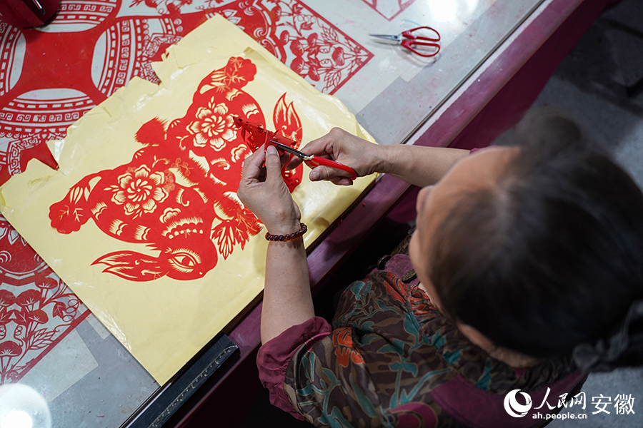 張學(xué)華正在進(jìn)行剪紙創(chuàng)作。人民網(wǎng)記者 王銳攝