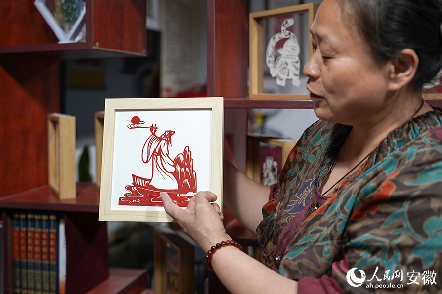張學華用剪紙創(chuàng)作的李白形象。人民網(wǎng)記者 王銳攝