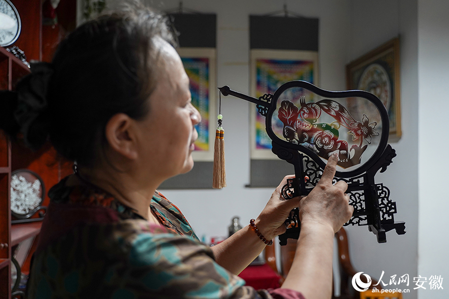 張學(xué)華展示自己的作品。人民網(wǎng)記者 王銳攝