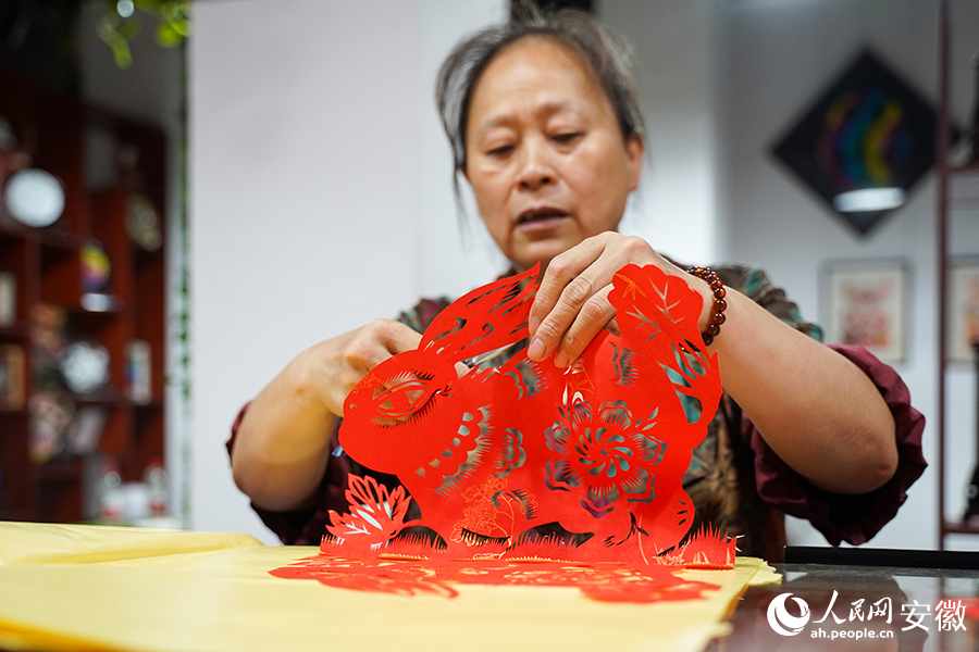 張學華正在修剪作品。人民網(wǎng)記者 王銳攝