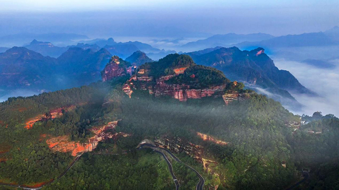 休寧縣齊云山景區(qū)五老峰。汪炳奎攝