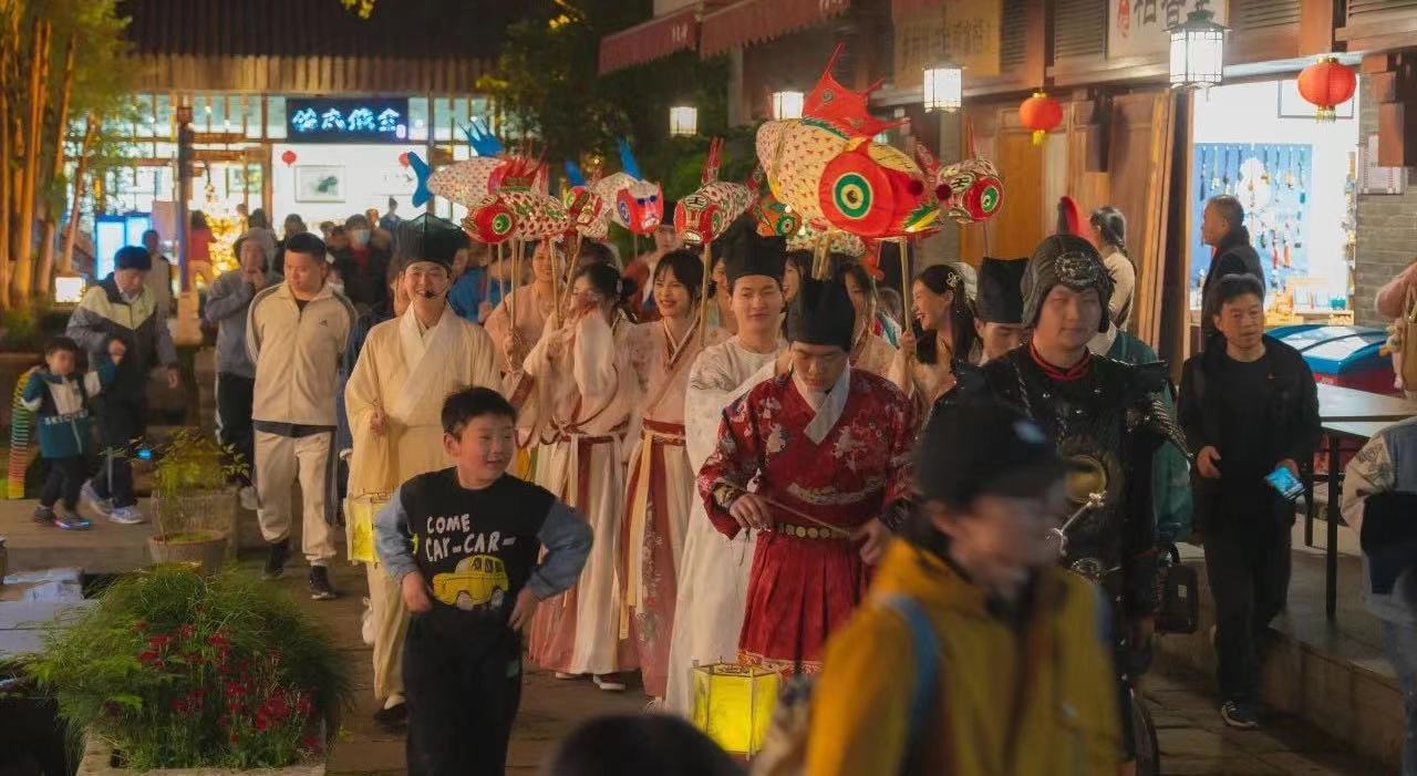 休寧縣齊云山風(fēng)景區(qū)夜游。齊云山風(fēng)景區(qū)供圖