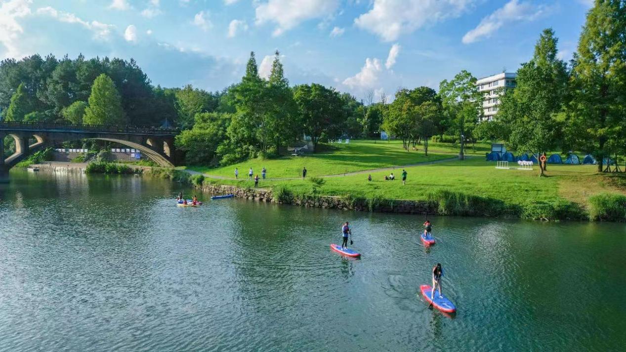 休寧縣齊云山橫江槳板沖浪。齊云山風(fēng)景區(qū)供圖