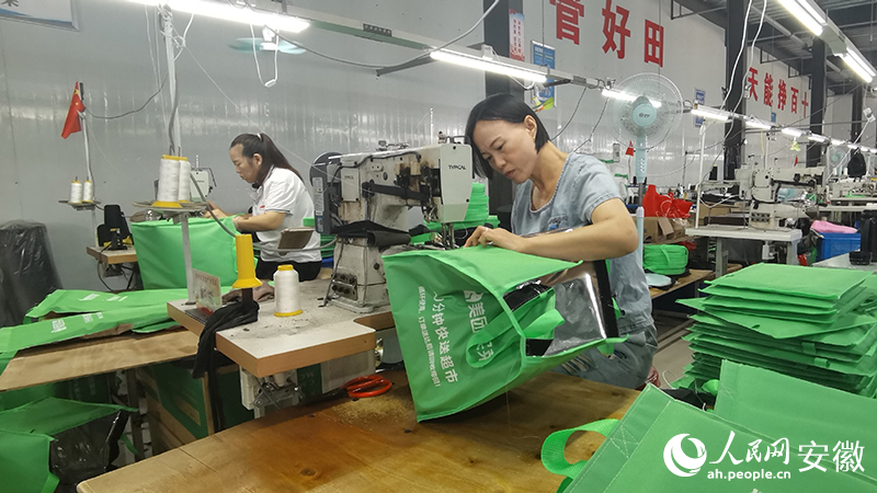 紅亮箱包有限公司內(nèi)工人正加緊趕制保溫箱包。 人民網(wǎng) 胡雨松攝