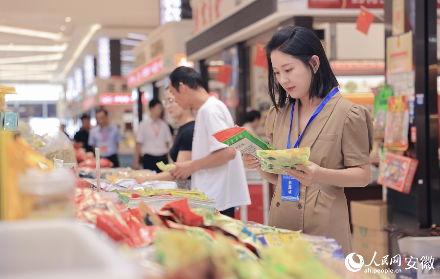 顧客挑選中藥材相關(guān)產(chǎn)品。人民網(wǎng)記者 王曉飛攝