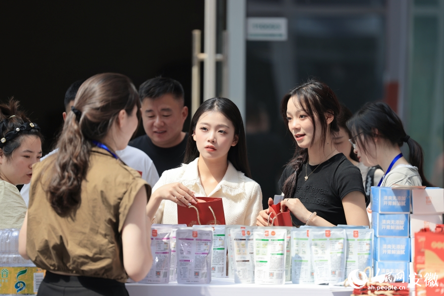 顧客在香料展區(qū)咨詢、洽談。人民網(wǎng)記者 王曉飛攝