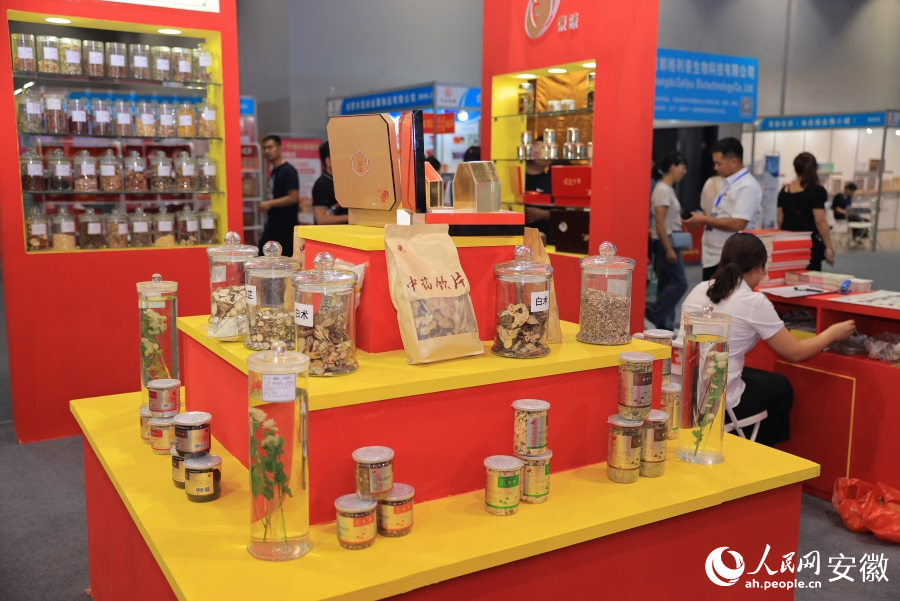 貨架上的中藥飲片產(chǎn)品。人民網(wǎng)記者 王曉飛攝