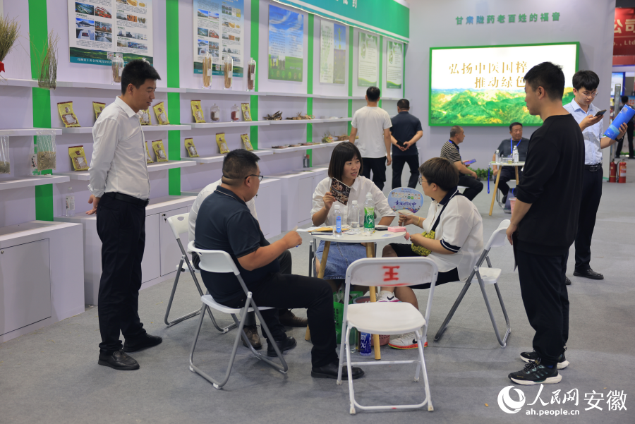 客商洽談。人民網(wǎng)記者 王曉飛攝