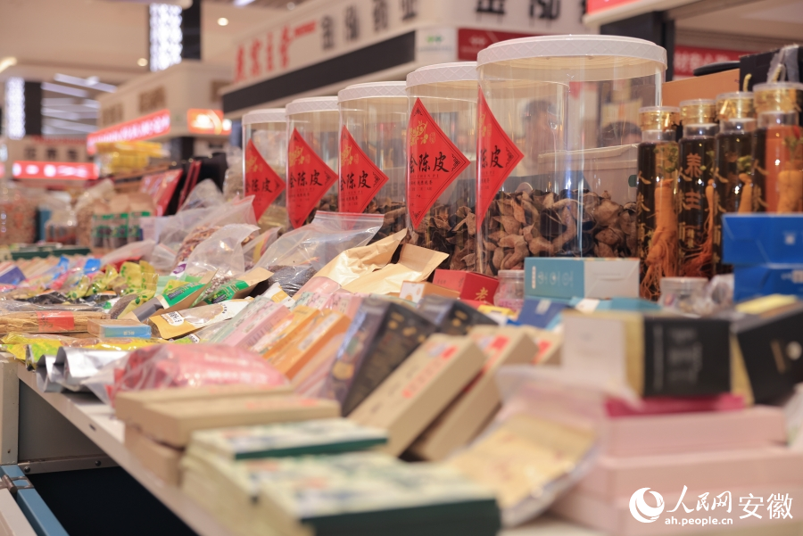 中藥材相關(guān)產(chǎn)品。人民網(wǎng)記者 王曉飛攝