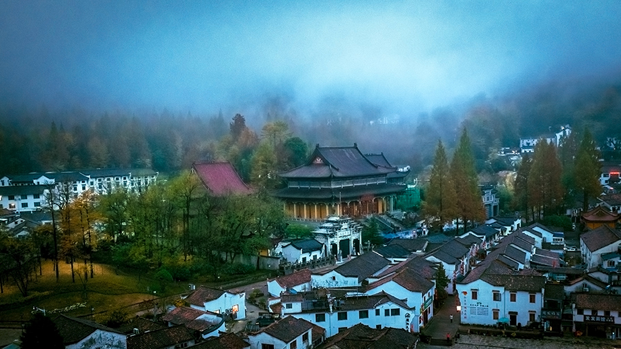 九華山漫上云霧。李曉白供圖