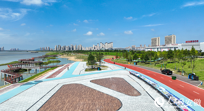 3淮河兩岸成為市民休閑游玩的城市會(huì)客廳。人民網(wǎng)記者 陶濤攝