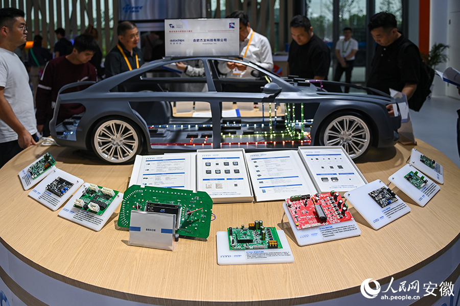 智能汽車零部件裝備展示。人民網(wǎng)記者 苗子健攝