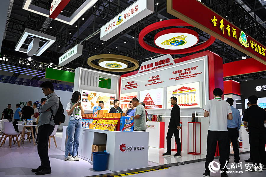 安徽食品酒品展臺。人民網(wǎng)記者 苗子健攝