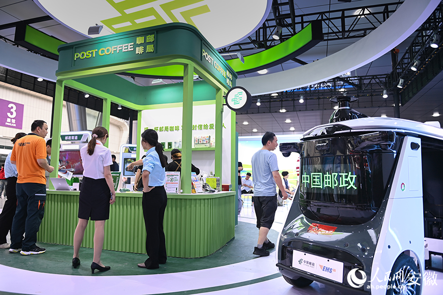中國郵政無人投遞車。人民網(wǎng)記者 苗子健攝