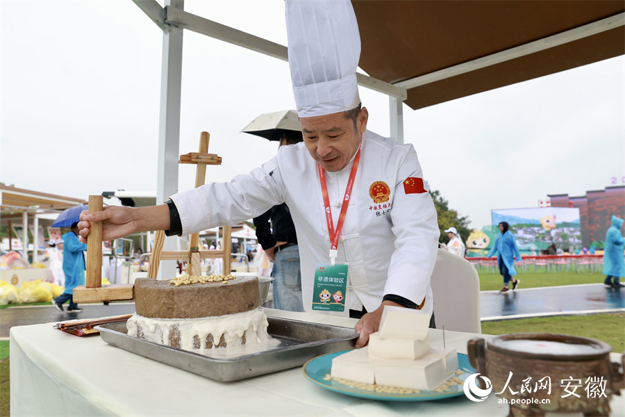 非遺展區(qū)的淮南豆腐傳統(tǒng)制作技藝。人民網(wǎng)記者 張俊攝