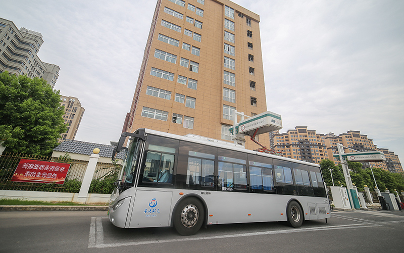 超級(jí)電容車輛充電弓。龐成攝