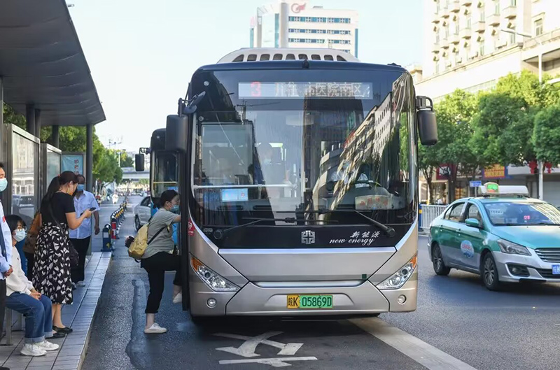 新能源公交車為城市節(jié)能減排作出積極貢獻(xiàn)   王彪  攝