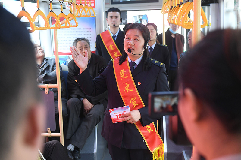組建公交宣講隊(duì)，積極開展“紅色宣講”進(jìn)車廂、進(jìn)基層、進(jìn)社區(qū)、進(jìn)校園等活動(dòng)   王彪  攝