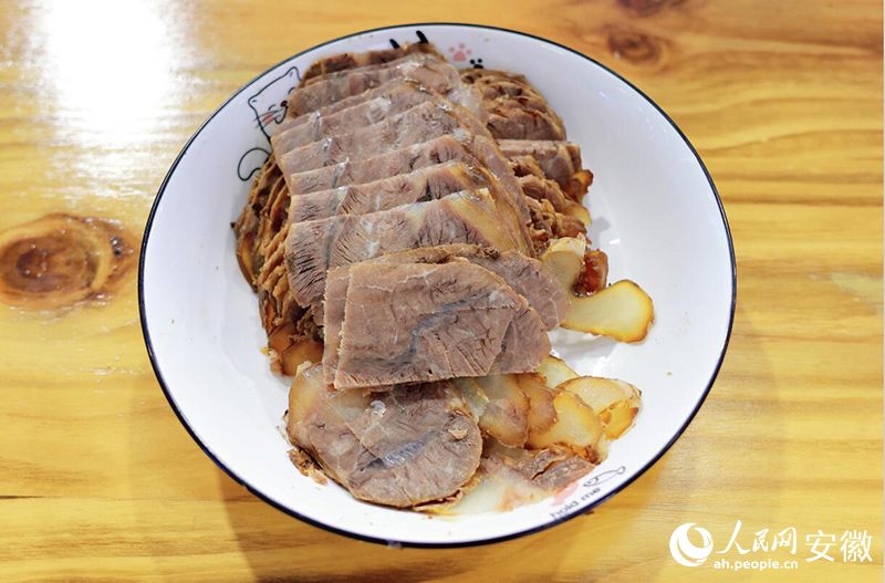 鹵制好的牛肉。人民網記者 王曉飛攝
