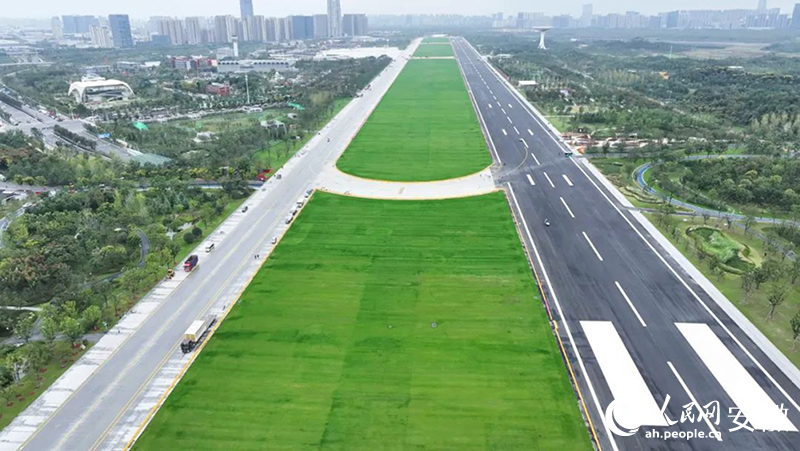 老機(jī)場(chǎng)跑道完整保留，為市民留住城市記憶。人民網(wǎng)記者 陶濤攝