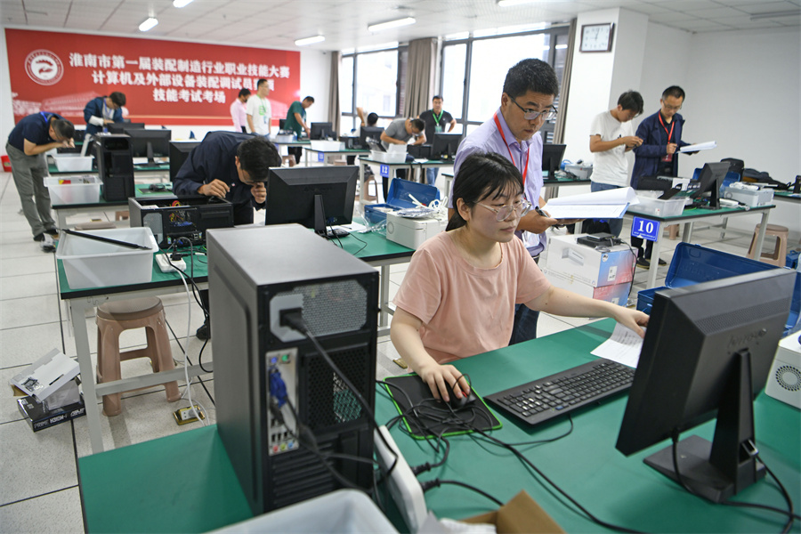 9月23日，選手參加安徽省淮南市第四屆職業(yè)技能大賽計(jì)算機(jī)及外部設(shè)備裝配調(diào)試員比賽。陳彬攝