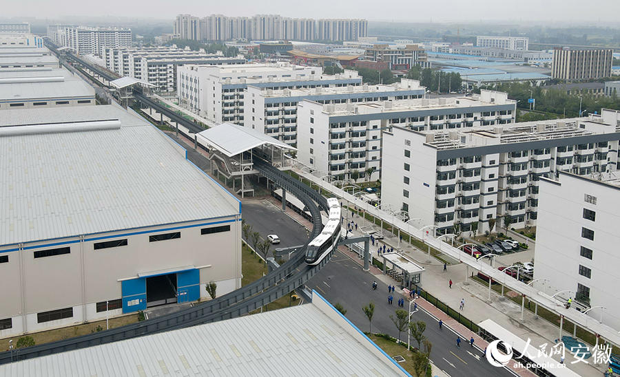 云巴線覆蓋了園區(qū)內(nèi)辦公樓、廠房、宿舍、食堂等主要工作及生活區(qū)域。人民網(wǎng)記者 王銳攝