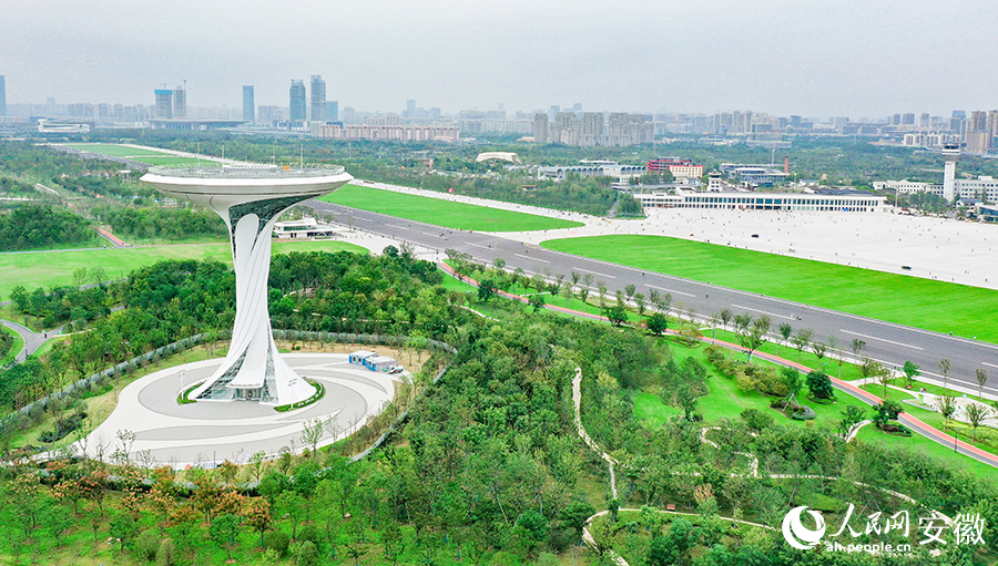 原駱崗機場信標臺，成了園博園里的標志性建筑。人民網(wǎng)記者 張俊攝