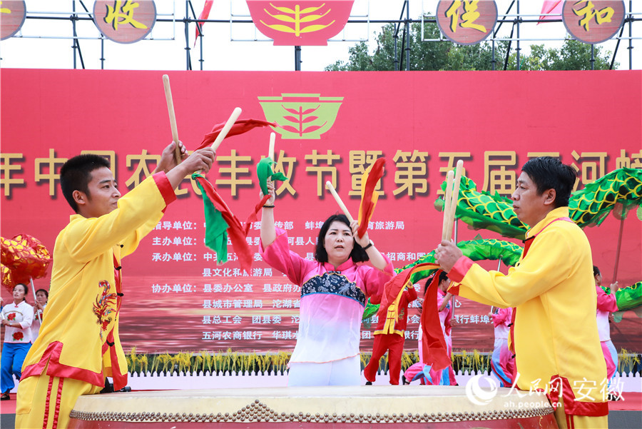 豐富多彩的文體表演展現(xiàn)了當(dāng)?shù)厝罕娯S收的喜悅。人民網(wǎng)記者 陶濤攝