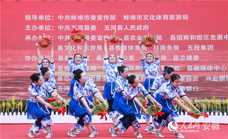 豐富多彩的文體表演展現(xiàn)了當?shù)厝罕娯S收的喜悅。人民網(wǎng)記者 陶濤攝