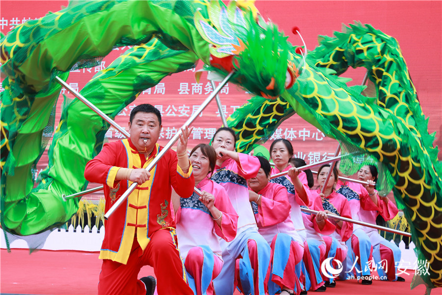 豐富多彩的文體表演展現(xiàn)了當(dāng)?shù)厝罕娯S收的喜悅。人民網(wǎng)記者 陶濤攝