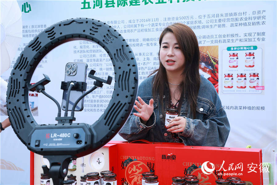 展銷街上，一家電商正在線上直播帶貨。人民網(wǎng)記者 陶濤攝