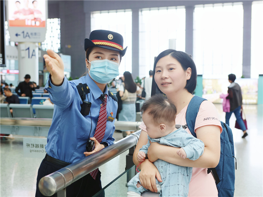合肥南站內(nèi)工作人員服務(wù)重點(diǎn)旅客。朱揚(yáng)攝