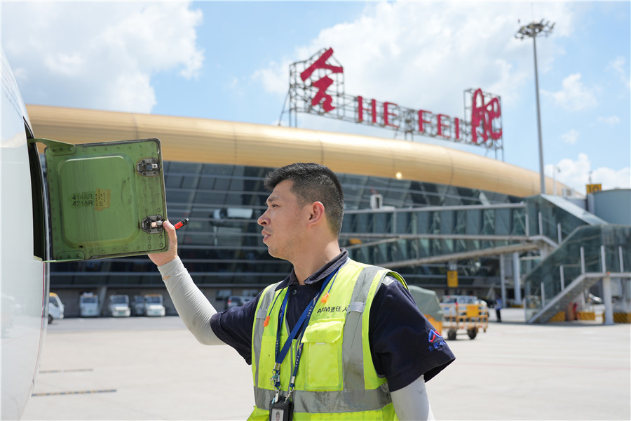 合肥新橋國際機(jī)場內(nèi)工作人員正在對飛機(jī)進(jìn)行檢測。管大龍攝