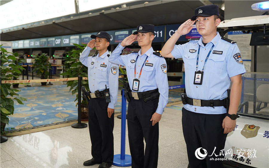 合肥新橋國際機場內(nèi)民警列隊準備開始執(zhí)勤。人民網(wǎng)記者王銳攝