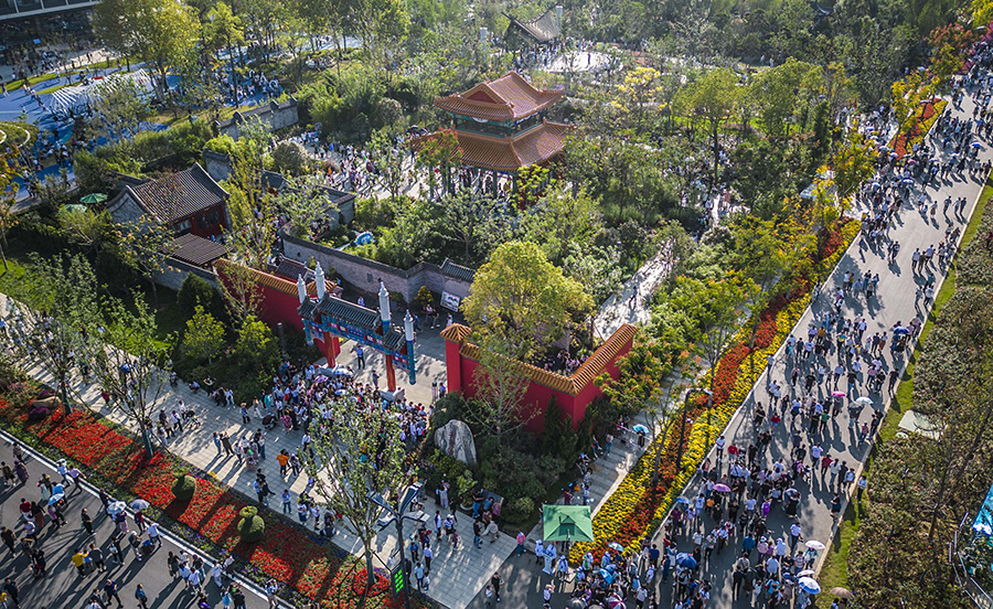 國(guó)慶假期，市民和游客在合肥園博園的北京園參觀游覽。解琛攝