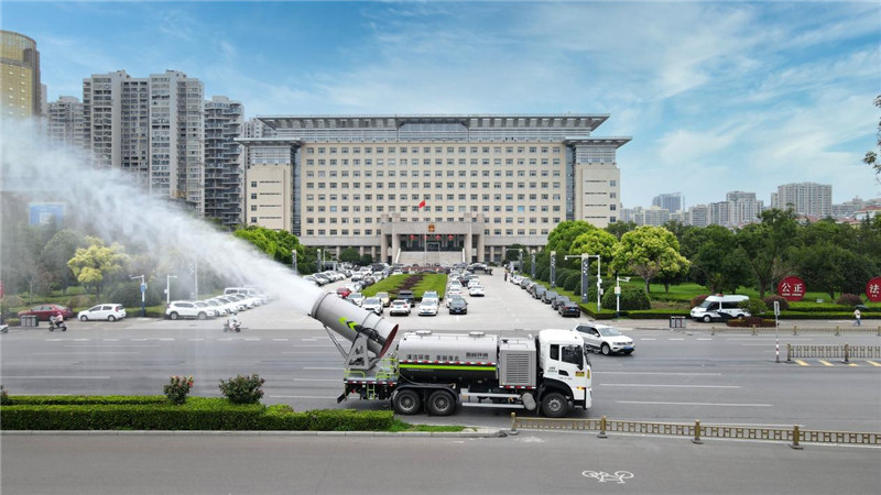 正進(jìn)行噴霧除塵工作。 淮北市城管局供圖