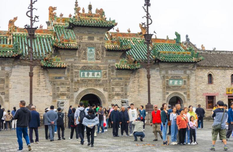 市民在亳州花戲樓景區(qū)門口合影。亳州文旅集團(tuán)供圖