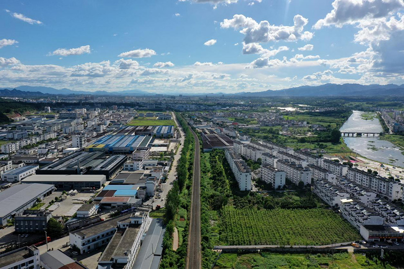 歙縣化工園區(qū)與居民區(qū)僅隔一條鐵路線，與豐樂河相距不過數(shù)百米。（攝于2023年7月26日）