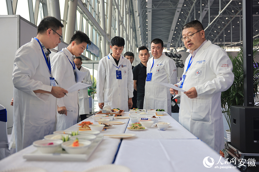 評委正在對菜肴進行品鑒。人民網(wǎng)記者 王曉飛攝